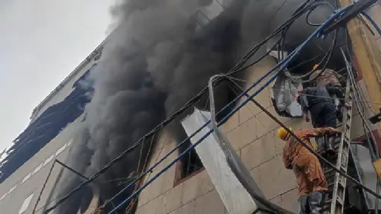 दिल्ली में बड़ा हादसा: फुटवियर फैक्ट्री में लगी भीषण आग, 2 की लोगों की मौत, तीसरी मंजिल पर फंसे 100 मजदूर दिल्ली में बड़ा हादसा: फुटवियर फैक्ट्री में लगी भीषण आग, 2 की लोगों की मौत, तीसरी मंजिल पर फंसे 100 मजदूर