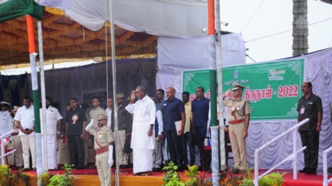 புதுச்சேரி விடுதலை தின விழாவில் தேசியக் கொடி ஏற்றி வைத்து மாநில அந்தஸ்து கோரி முதலமைச்சர் ரங்கசாமி பேச்சு!! புதுச்சேரி விடுதலை தின விழாவில் தேசியக் கொடி ஏற்றி வைத்து மாநில அந்தஸ்து கோரி முதலமைச்சர் ரங்கசாமி பேச்சு!!