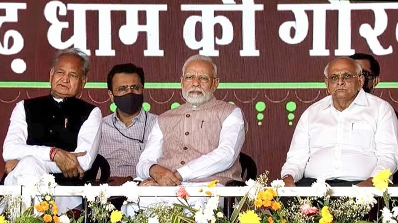 ಕಾಂಗ್ರೆಸ್ಗೆ ಬಿಸಿ ತುಪ್ಪವಾಗಿರುವ ಅಶೋಕ್ ಗೆಹ್ಲೋಟ್ ಹೊಗಳಿದ ಮೋದಿ! ಕಾಂಗ್ರೆಸ್ಗೆ ಬಿಸಿ ತುಪ್ಪವಾಗಿರುವ ಅಶೋಕ್ ಗೆಹ್ಲೋಟ್ ಹೊಗಳಿದ ಮೋದಿ!