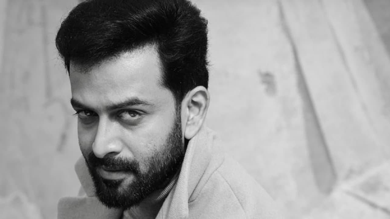 സ്റ്റൈലൻ ലുക്കില് പൃഥ്വിരാജ്, ഫോട്ടോ ഏറ്റെടുത്ത് ആരാധകര് സ്റ്റൈലൻ ലുക്കില് പൃഥ്വിരാജ്, ഫോട്ടോ ഏറ്റെടുത്ത് ആരാധകര്