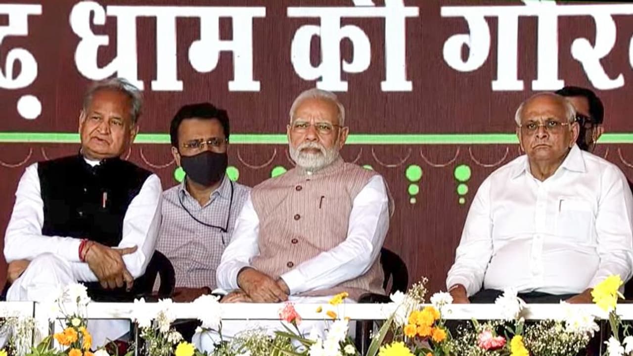 ఆదివాసీల ఓట్ల కోసం బీజేపీ కాంగ్రెస్ మధ్య పోటీకి కేంద్రంగా 'ఆదివాసీ జలియన్వాలా' ఆదివాసీల ఓట్ల కోసం బీజేపీ కాంగ్రెస్ మధ్య పోటీకి కేంద్రంగా 'ఆదివాసీ జలియన్వాలా'