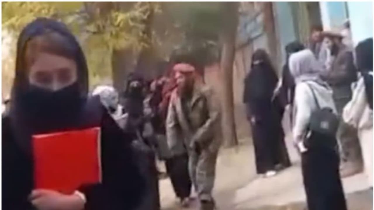 വിദ്യാര്‍ത്ഥിനികള്‍ സര്‍വകലാശാലയ്ക്ക് പുറത്ത് ബുര്‍ഖ ഊരി; ചാട്ടവാറിനടിച്ച് താലിബാന്‍കാര്‍