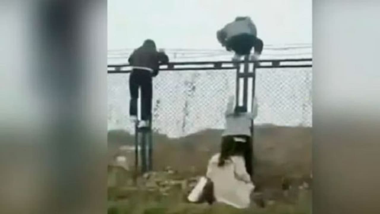 ఆపిల్ ఫ్యాక్టరీ నుండి గోడ ఎక్కి పారిపోతున్న ఉద్యోగులు.. సోషల్ మీడియాలో వీడియో వైరల్.. కారణం ఏంటంటే..? ఆపిల్ ఫ్యాక్టరీ నుండి గోడ ఎక్కి పారిపోతున్న ఉద్యోగులు.. సోషల్ మీడియాలో వీడియో వైరల్.. కారణం ఏంటంటే..?