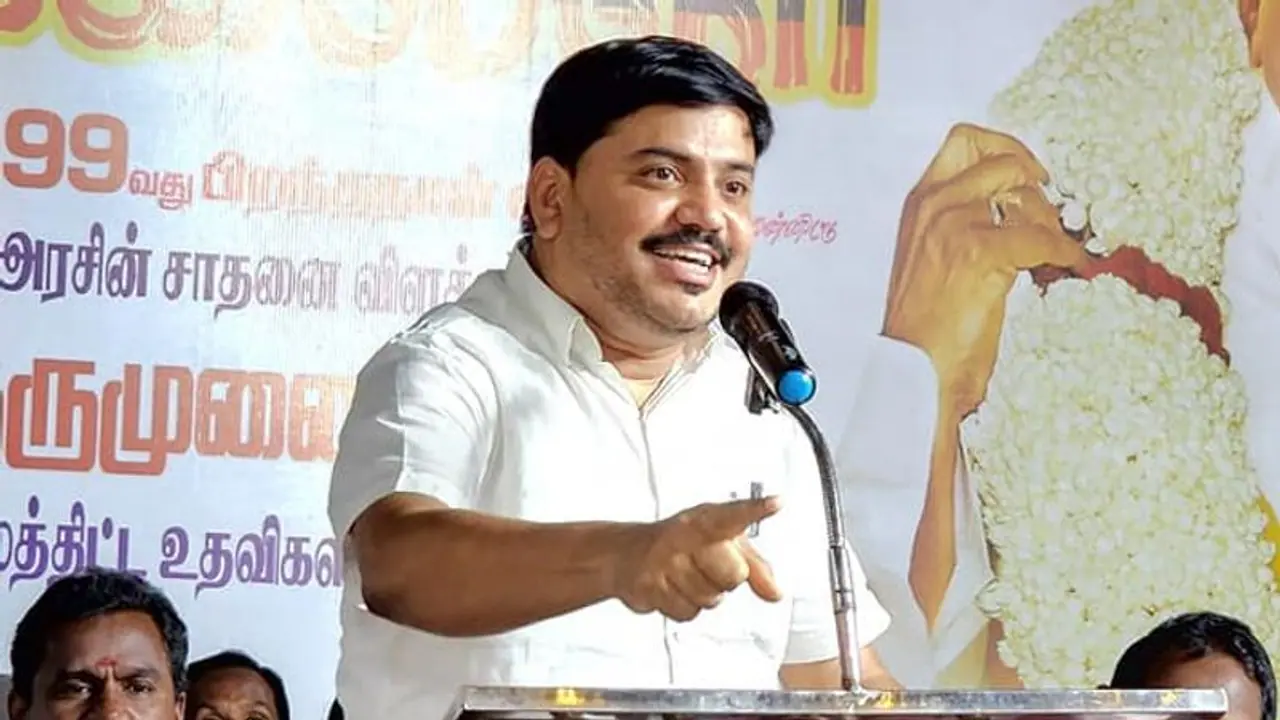 பாஜக சேர்ந்த நடிகைகள் குறித்து அவதூறு! கைது பயத்தில் கோர்ட் படியே திமுக பேச்சாளர்! நீதிபதி அதிரடி உத்தரவு.! பாஜக சேர்ந்த நடிகைகள் குறித்து அவதூறு! கைது பயத்தில் கோர்ட் படியே திமுக பேச்சாளர்! நீதிபதி அதிரடி உத்தரவு.!