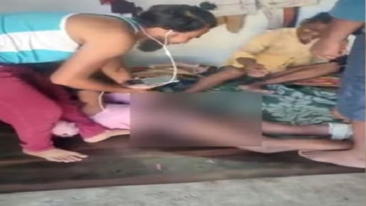 कुशीनगर: हैदराबाद कमाने गए युवक के साथ पहले किया कुकर्म फिर प्राइवेट पार्ट में फोड़ा पटाखा, वीडियो हुआ वायरल