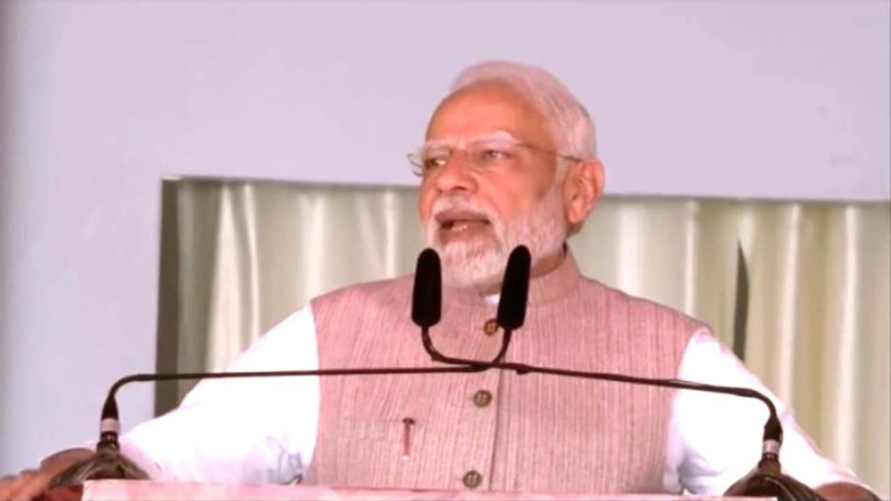 पीएम के मानगढ़ दौरे में आखिर वही हुआ जिसका डर था, लाख छुपाने की कोशिश की पर मोदी सब जान गए पीएम के मानगढ़ दौरे में आखिर वही हुआ जिसका डर था, लाख छुपाने की कोशिश की पर मोदी सब जान गए