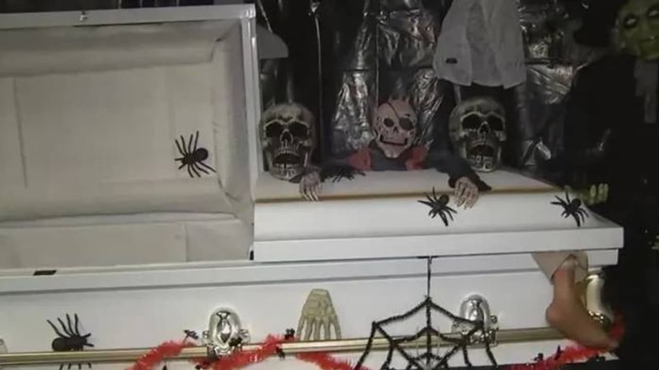 ഹാലോവീൻ ആഘോഷങ്ങൾക്കായി ശവമഞ്ചം ഓർഡർ ചെയ്തു, ഉള്ളിൽ മരിച്ചയാളുടെ ചിതാഭസ്മം ഉൾപ്പടെ വസ്തുക്കൾ ഹാലോവീൻ ആഘോഷങ്ങൾക്കായി ശവമഞ്ചം ഓർഡർ ചെയ്തു, ഉള്ളിൽ മരിച്ചയാളുടെ ചിതാഭസ്മം ഉൾപ്പടെ വസ്തുക്കൾ