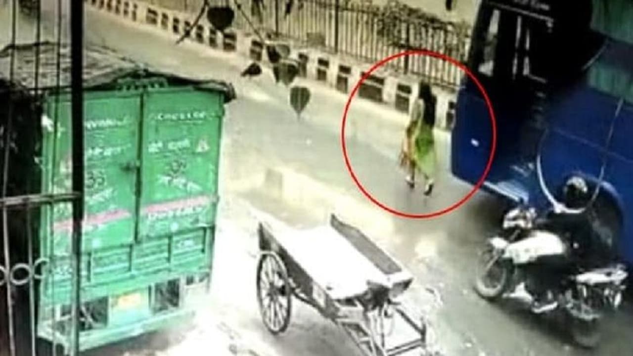 ರಸ್ತೆ ದಾಟುವಾಗ ಮಹಿಳೆ ಮೇಲೆ ಹರಿದ ಬಸ್: ಅಪಘಾತದ ಭಯಾನಕ ವಿಡಿಯೋ ವೈರಲ್