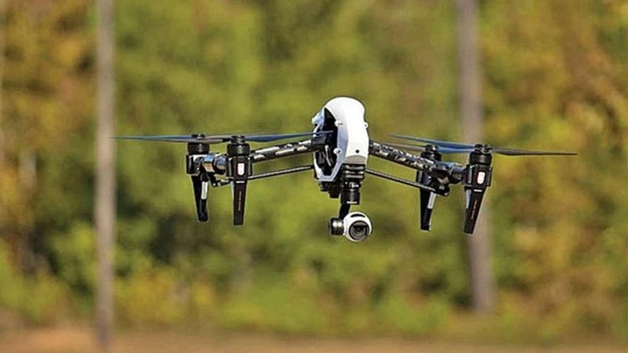 पुलिस ने गैंगस्टर्स को घेरा तो छिप गए गन्ने के खेत में, पुलिस ने ड्रोन कैमरे से ढूंढ कर किया गिरफ्तार पुलिस ने गैंगस्टर्स को घेरा तो छिप गए गन्ने के खेत में, पुलिस ने ड्रोन कैमरे से ढूंढ कर किया गिरफ्तार