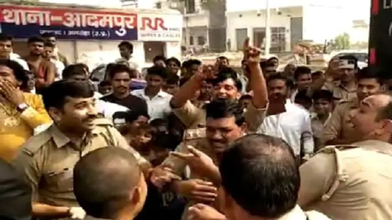 थाने के अंदर डीजे की धुन पर पुलिसकर्मियों ने जमकर किया डांस, वायरल हुआ अमरोहा का वीडियो थाने के अंदर डीजे की धुन पर पुलिसकर्मियों ने जमकर किया डांस, वायरल हुआ अमरोहा का वीडियो