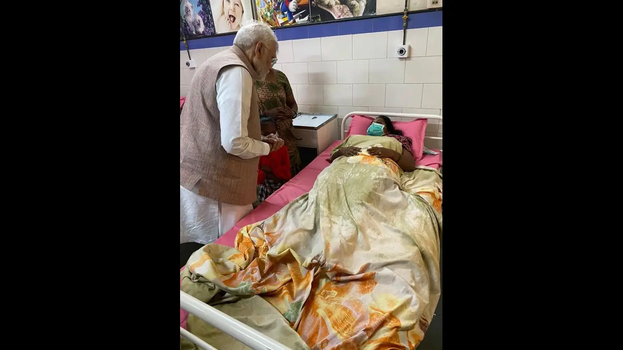 कंधे पर हाथ रख पीएम ने बढ़ाया घायलों का हौंसला, मोदी ने इनसे सुनी उस खौफनाक मंजर की कहानी कंधे पर हाथ रख पीएम ने बढ़ाया घायलों का हौंसला, मोदी ने इनसे सुनी उस खौफनाक मंजर की कहानी