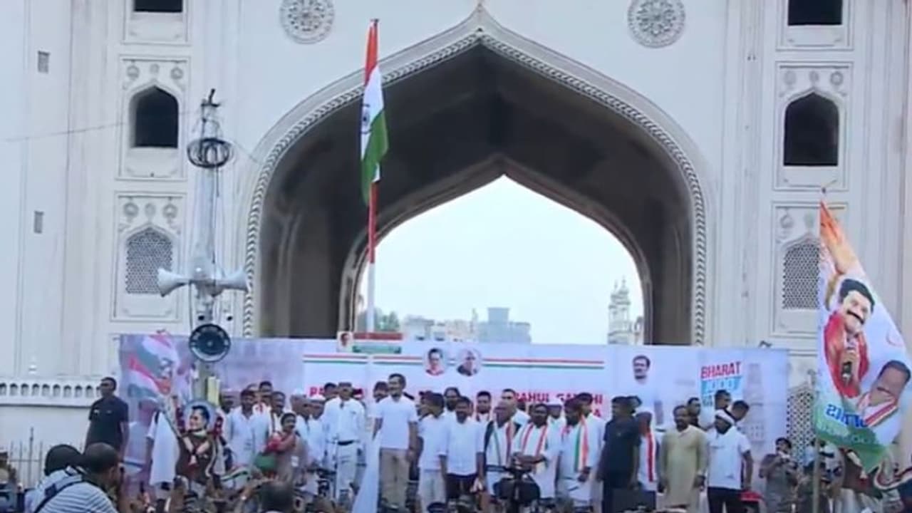 హైదరాబాద్లో భారత్ జోడో యాత్ర.. చార్మినార్ వద్ద జాతీయ పతకాన్ని ఆవిష్కరించిన రాహుల్ గాంధీ.. హైదరాబాద్లో భారత్ జోడో యాత్ర.. చార్మినార్ వద్ద జాతీయ పతకాన్ని ఆవిష్కరించిన రాహుల్ గాంధీ..
