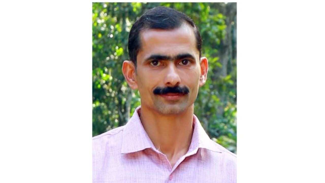 മരക്കൊമ്പ് വെട്ടുന്നതിനിടെ ഷോക്കേറ്റ് കർഷകന്റെ മരണം; കെ.എ.സ്.ഇ.ബിയുടെ അനാസ്ഥ മൂലമെന്ന് ബന്ധുക്കള് മരക്കൊമ്പ് വെട്ടുന്നതിനിടെ ഷോക്കേറ്റ് കർഷകന്റെ മരണം; കെ.എ.സ്.ഇ.ബിയുടെ അനാസ്ഥ മൂലമെന്ന് ബന്ധുക്കള്