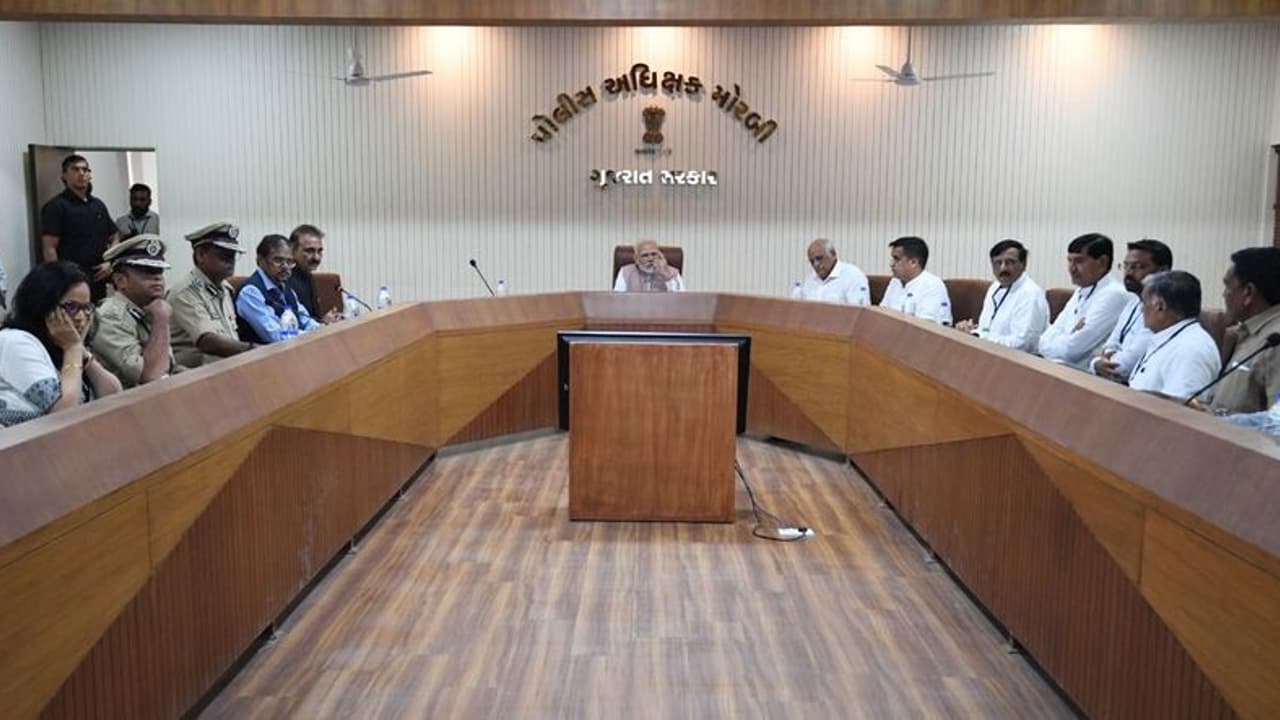 ताकि फिर कभी कहीं भी न हो ऐसा हादसा...पीएम मोदी ने हाईलेवल मीटिंग में दिया एक्शन प्लान बनाने का निर्देश ताकि फिर कभी कहीं भी न हो ऐसा हादसा...पीएम मोदी ने हाईलेवल मीटिंग में दिया एक्शन प्लान बनाने का निर्देश
