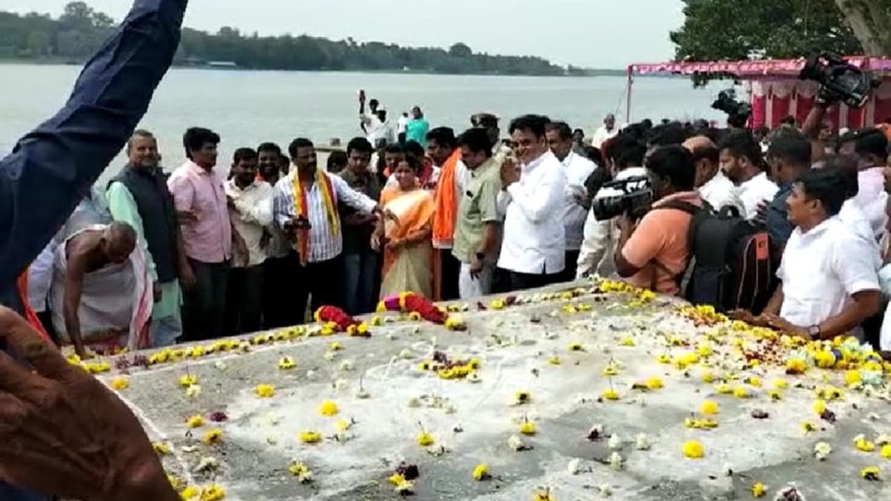 ಕೆಂಪೇಗೌಡರ ಕಂಚಿನ ಪ್ರತಿಮೆಗಾಗಿ ಮುಡುಕುತೊರೆಯಲ್ಲಿ ಮೃತ್ತಿಕೆ ಸಂಗ್ರಹ