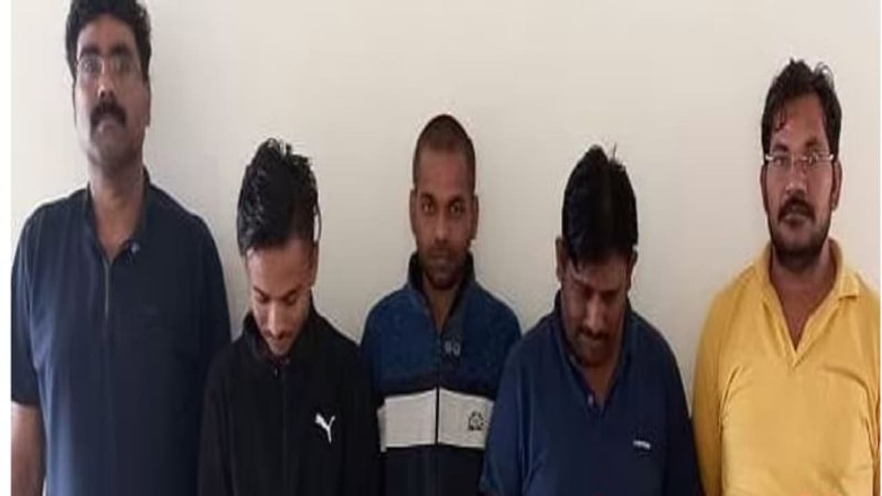 कोआपरेटिव बैंक हेराफेरी मामला: लोकभवन सेक्शन आफिसर समेत 5 गिरफ्तार, महीनों पहले से चल रही थी प्लानिंग कोआपरेटिव बैंक हेराफेरी मामला: लोकभवन सेक्शन आफिसर समेत 5 गिरफ्तार, महीनों पहले से चल रही थी प्लानिंग