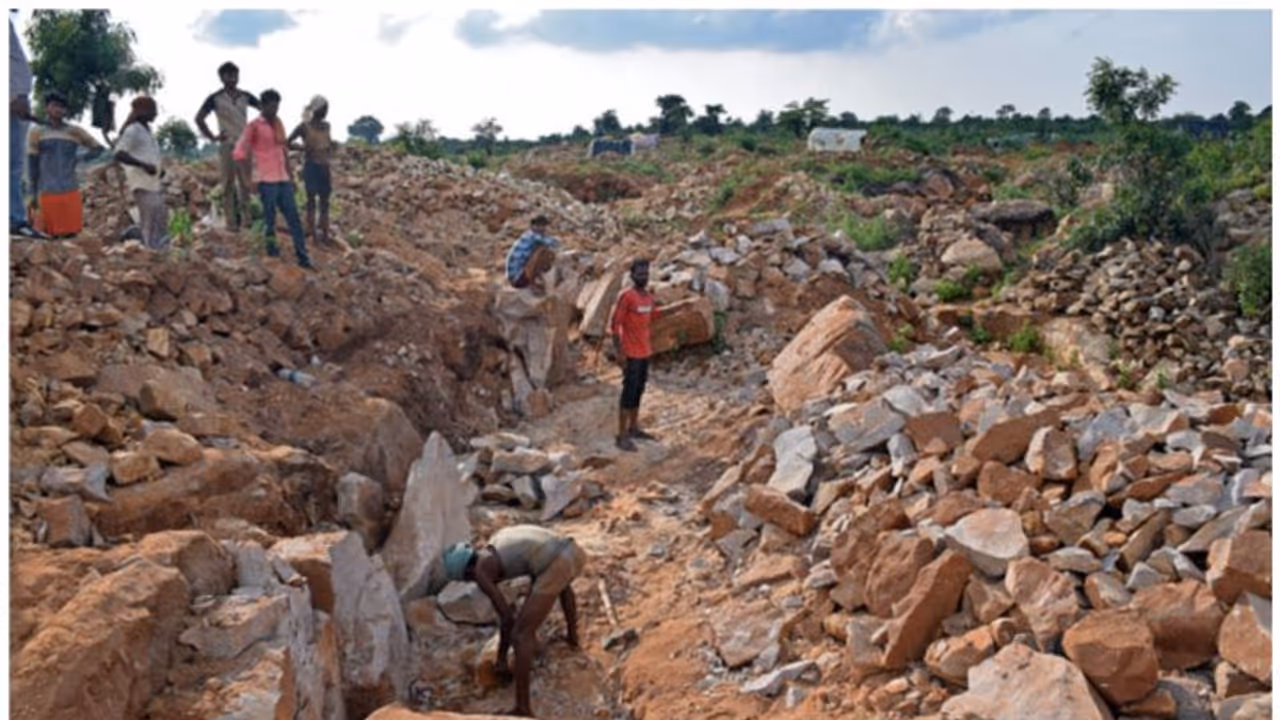 'വജ്രനിക്ഷേപം കണ്ടെത്തി'; നിർമ്മാണത്തിലിരിക്കുന്ന അണക്കെട്ടിനു സമീപം മണ്ണെടുക്കാൻ ജനങ്ങളുടെ തിരക്ക്