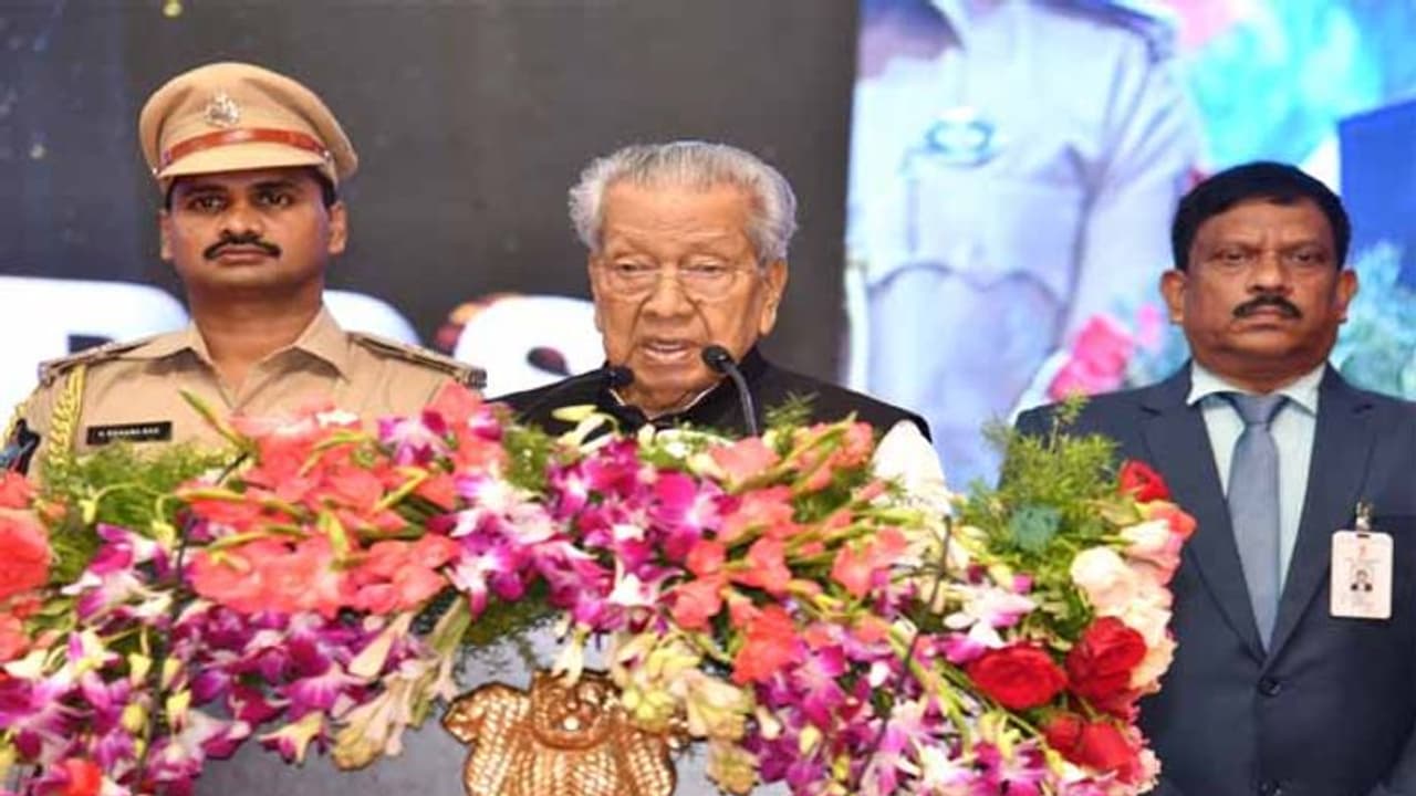 ఏపీలో 11 బోధనాసుపత్రుల నిర్మాణం: రిపబ్లిక్ డే వేడుకల్లో గవర్నర్ బిశ్వభూషణ్ ఏపీలో 11 బోధనాసుపత్రుల నిర్మాణం: రిపబ్లిక్ డే వేడుకల్లో గవర్నర్ బిశ్వభూషణ్