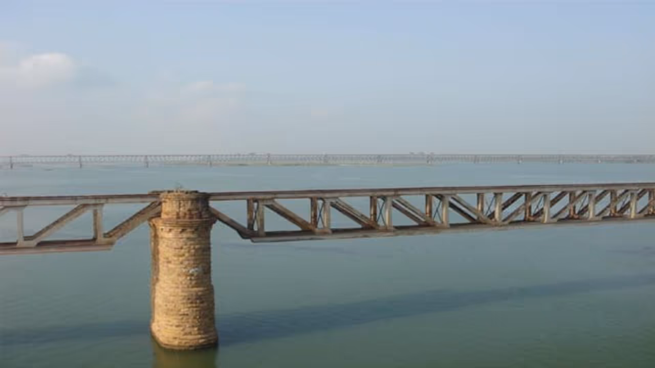 దారుణం... ఆడబిడ్డను గోదావరి నదిలో విసిరేసిన కన్నతల్లి (వీడియో) దారుణం... ఆడబిడ్డను గోదావరి నదిలో విసిరేసిన కన్నతల్లి (వీడియో)