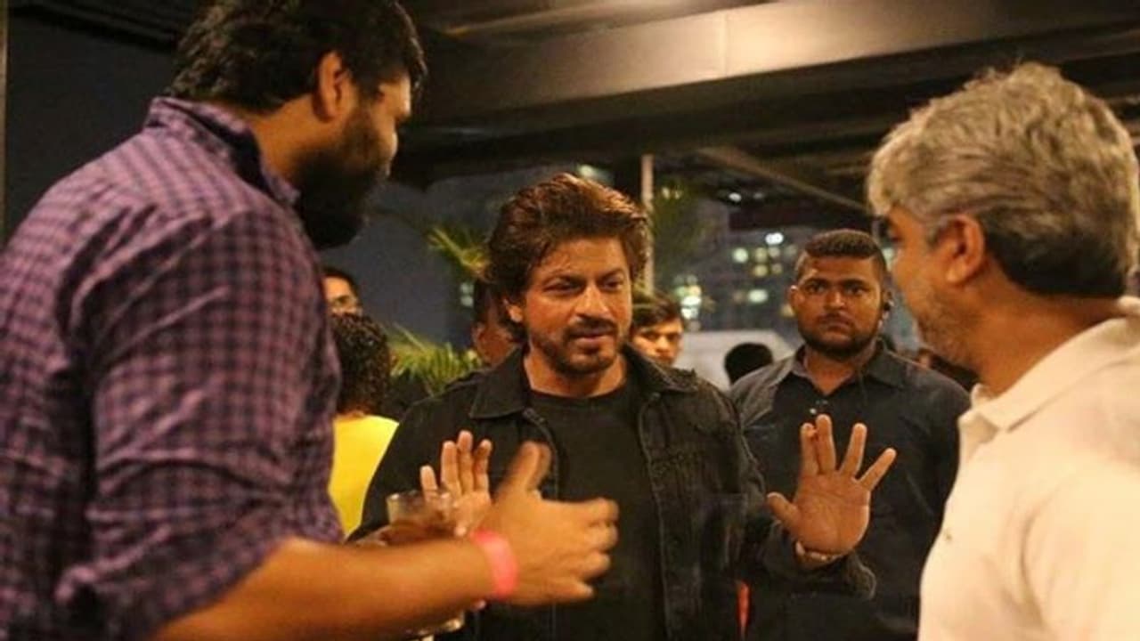 ಮುಂಬೈ ಏರ್ಪೋರ್ಟ್ನಲ್ಲಿ ಶಾರುಖ್ ಖಾನ್ಗೆ ಕಸ್ಟಮ್ಸ್ ತಡೆ, 7 ಲಕ್ಷ ರೂಪಾಯಿ ದಂಡ! ಮುಂಬೈ ಏರ್ಪೋರ್ಟ್ನಲ್ಲಿ ಶಾರುಖ್ ಖಾನ್ಗೆ ಕಸ್ಟಮ್ಸ್ ತಡೆ, 7 ಲಕ್ಷ ರೂಪಾಯಿ ದಂಡ!