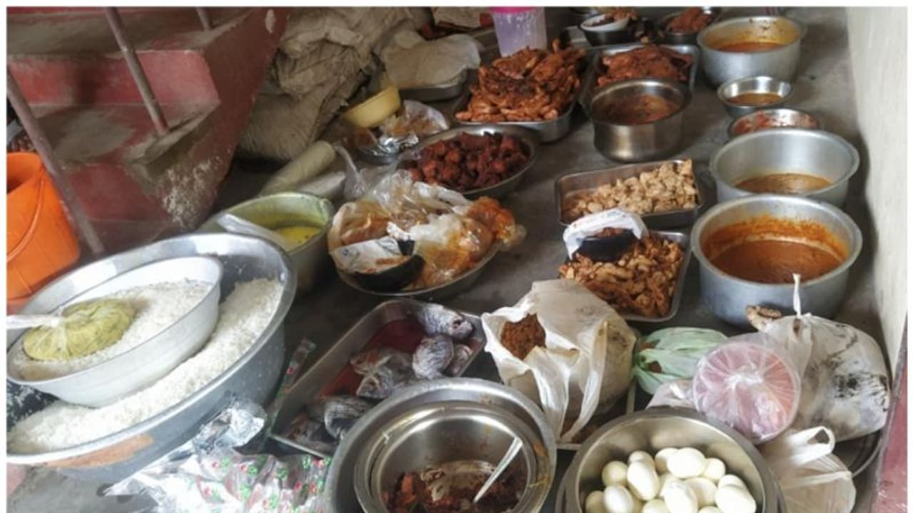 പഴകിയ ഭക്ഷണസാധനങ്ങൾ, ടോയ്ലെറ്റ് പരിസരത്ത് ആഹാരശേഖരം; ആലപ്പുഴയിൽ റെയ്ഡ്, ഹോട്ടൽ അടപ്പിച്ചു പഴകിയ ഭക്ഷണസാധനങ്ങൾ, ടോയ്ലെറ്റ് പരിസരത്ത് ആഹാരശേഖരം; ആലപ്പുഴയിൽ റെയ്ഡ്, ഹോട്ടൽ അടപ്പിച്ചു