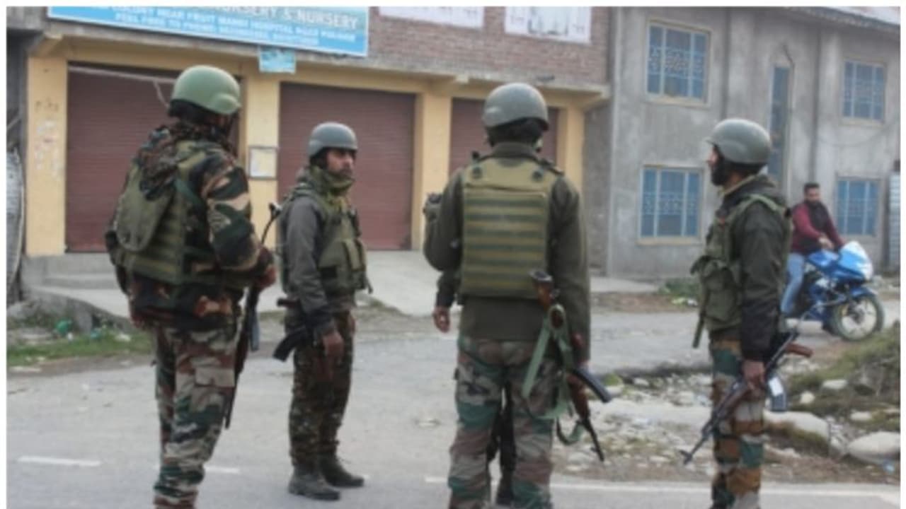 ജമ്മുകശ്മീരിൽ അവന്തിപ്പോരയിലും അനന്ത്നാ​ഗിലും ഏറ്റുമുട്ടൽ; സുരക്ഷാ സൈന്യം 4 ഭീകരരെ വധിച്ചു 