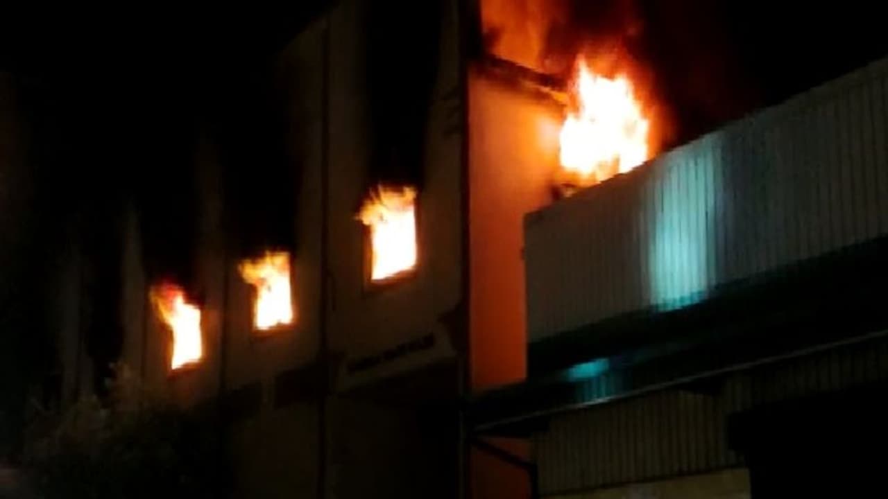 రాంగోపాల్ పేట అగ్ని ప్రమాదం : ముగ్గురు కూలీల ఆచూకీ భవనంలోనే.. సెల్ ఫోన్ సిగ్నల్స్ అక్కడే...