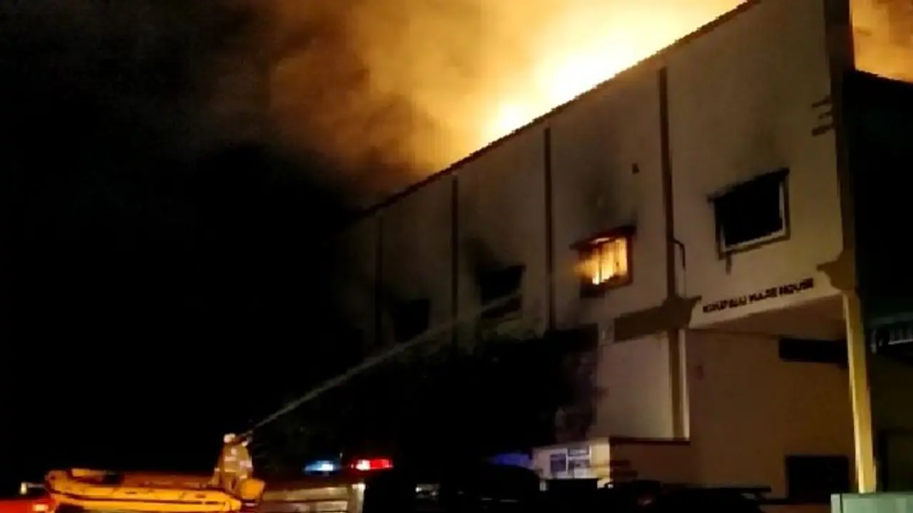 தனியார் பொம்மை குடோனில் தீவிபத்து… வானளவு உயர்ந்த தீயால் பரபரப்பு!! தனியார் பொம்மை குடோனில் தீவிபத்து… வானளவு உயர்ந்த தீயால் பரபரப்பு!!