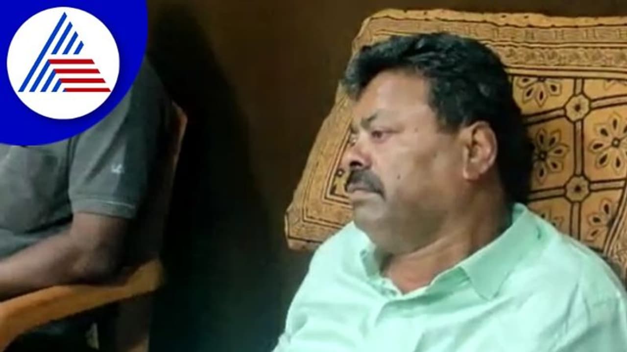 'ಚಂದ್ರು ಎಲ್ಲಿದ್ದಿ ಬಾರೋ' ನಾಪತ್ತೆಯಾಗಿರೋ ಅಣ್ಣನ ಮಗನ ನೆನೆದು ಎಂ.ಪಿ.ರೇಣುಕಾಚಾರ್ಯ ಕಣ್ಣೀರು 'ಚಂದ್ರು ಎಲ್ಲಿದ್ದಿ ಬಾರೋ' ನಾಪತ್ತೆಯಾಗಿರೋ ಅಣ್ಣನ ಮಗನ ನೆನೆದು ಎಂ.ಪಿ.ರೇಣುಕಾಚಾರ್ಯ ಕಣ್ಣೀರು