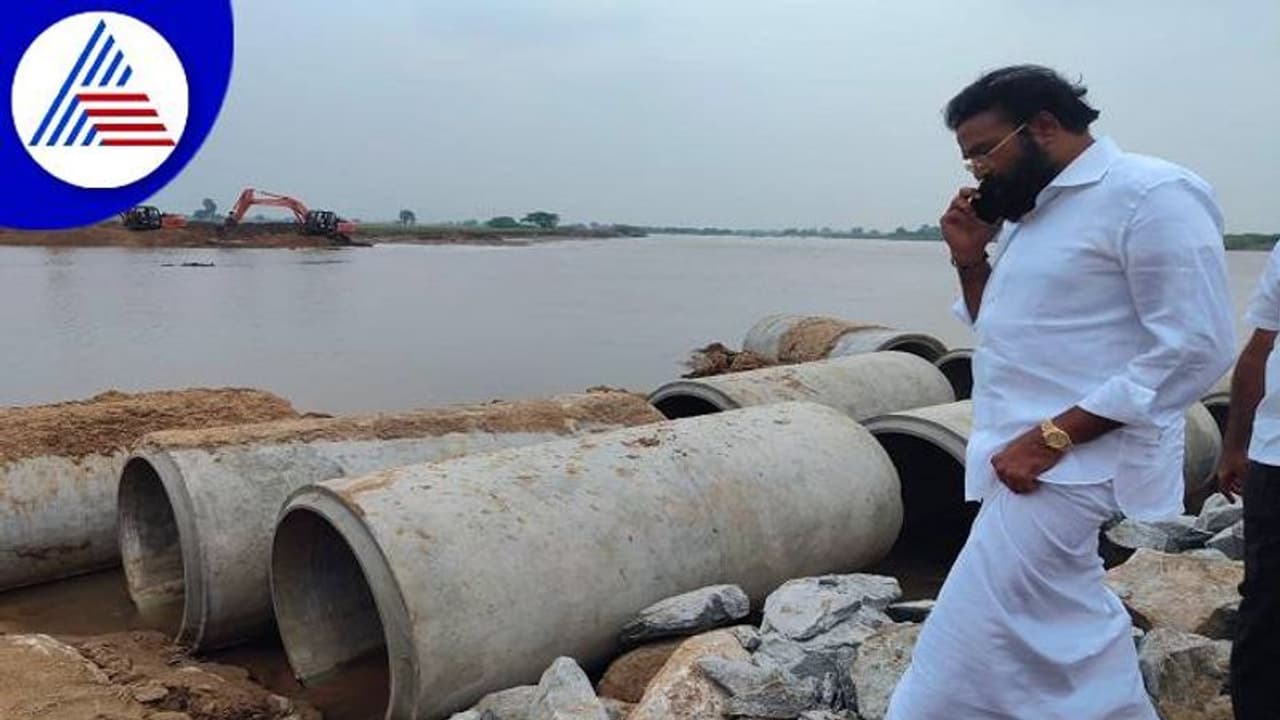 ಬಳ್ಳಾರಿ: ಎಲ್‌ಎಲ್‌ಸಿಗೆ ನೀರು ಹರಿಸುವವರೆಗೆ ಸ್ಥಳದಿಂದ ಕದಲುವುದಿಲ್ಲ, ಸಚಿವ ಶ್ರೀರಾಮುಲು