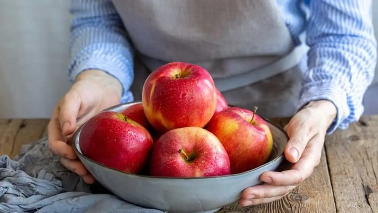 ദിവസവും ഓരോ ആപ്പിൾ കഴിക്കുന്നത് ശീലമാക്കൂ, ആരോ​ഗ്യ​ഗുണങ്ങൾ ചെറുതൊന്നുമല്ല 