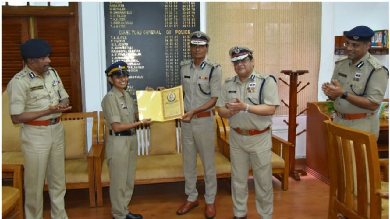 അമ്മ മനസിന് ആദരം; കുഞ്ഞിന് മുലപ്പാല് നല്കിയ പൊലീസ് ഉദ്യോഗസ്ഥയ്ക്ക് ആദരം അമ്മ മനസിന് ആദരം; കുഞ്ഞിന് മുലപ്പാല് നല്കിയ പൊലീസ് ഉദ്യോഗസ്ഥയ്ക്ക് ആദരം