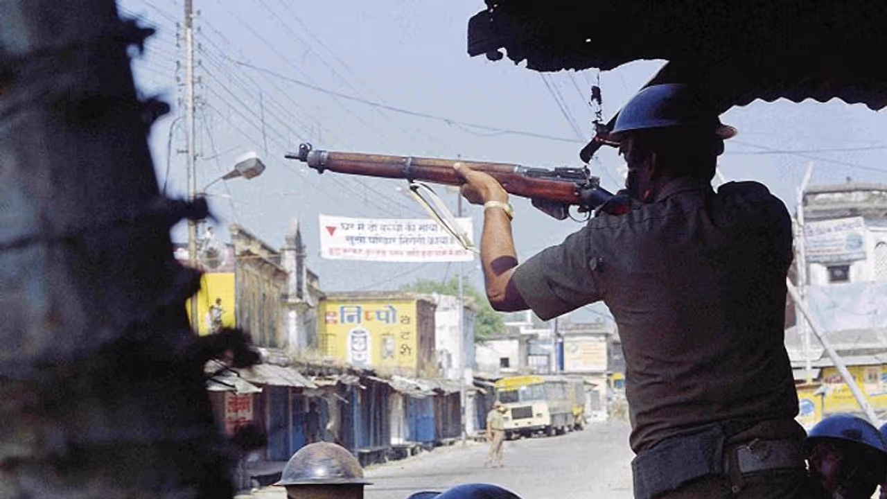 2 नवंबर 1990 की रोंगटे खड़ी करने वाली आंखों देखीः गोली से बचने सरयू में कूदे कारसेवक, शवों के बीच लेट बचाई जान 2 नवंबर 1990 की रोंगटे खड़ी करने वाली आंखों देखीः गोली से बचने सरयू में कूदे कारसेवक, शवों के बीच लेट बचाई जान