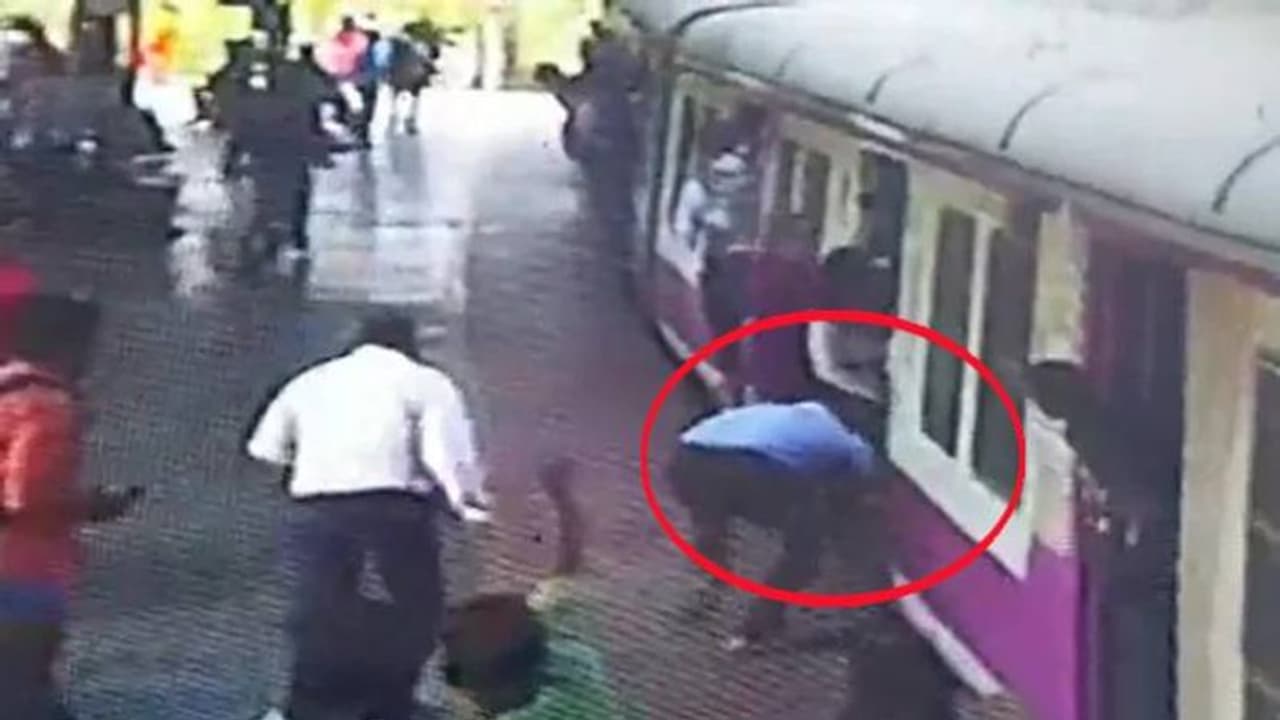 ട്രെയിനിലേക്ക് കയറുന്നതിനിടെ വീണ അമ്മയെയും കുഞ്ഞിനെയും രക്ഷിച്ച് പൊലീസ് ഉദ്യോഗസ്ഥൻ ട്രെയിനിലേക്ക് കയറുന്നതിനിടെ വീണ അമ്മയെയും കുഞ്ഞിനെയും രക്ഷിച്ച് പൊലീസ് ഉദ്യോഗസ്ഥൻ