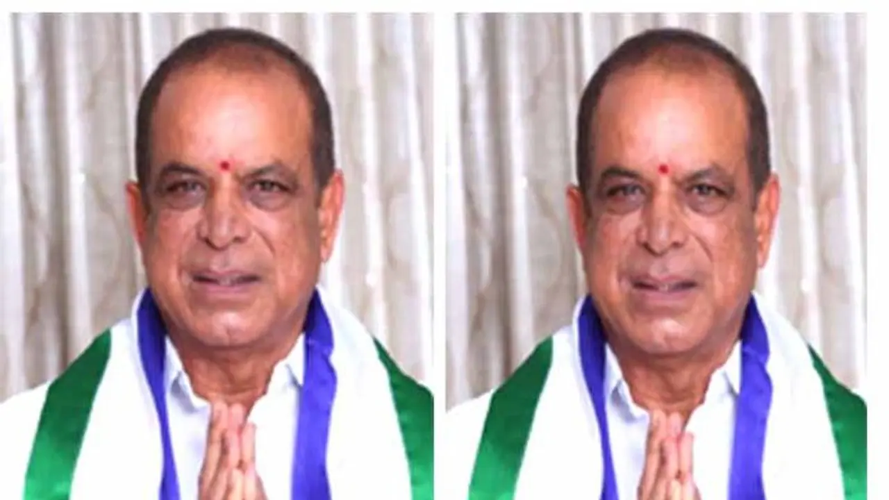 దొప్పెర్లలో ఎమ్మెల్యే కన్నబాబురాజుకి చేదు అనుభవం: గ్రామంలోకి రాకుండా అడ్డుకున్న గ్రామస్తులు దొప్పెర్లలో ఎమ్మెల్యే కన్నబాబురాజుకి చేదు అనుభవం: గ్రామంలోకి రాకుండా అడ్డుకున్న గ్రామస్తులు