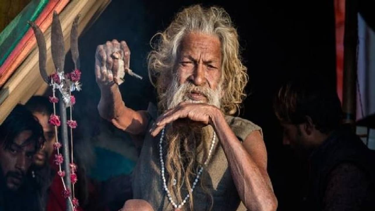 കഴിഞ്ഞ 45 വർഷങ്ങളായി കൈ താഴ്ത്തിയിട്ടില്ല, അപൂർവ ജീവിതവുമായി ഒരു മനുഷ്യൻ കഴിഞ്ഞ 45 വർഷങ്ങളായി കൈ താഴ്ത്തിയിട്ടില്ല, അപൂർവ ജീവിതവുമായി ഒരു മനുഷ്യൻ