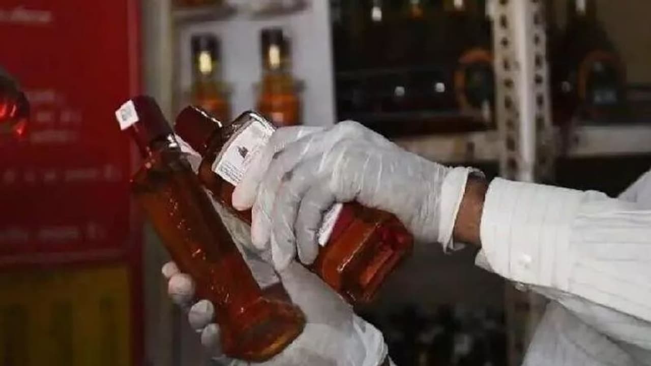  रिश्वत का ऐसा मामला ना देखा और ना सुना होगा: गटर से निकाले रुपए, साबुन से धोया फिर धूप में सुखाया और...