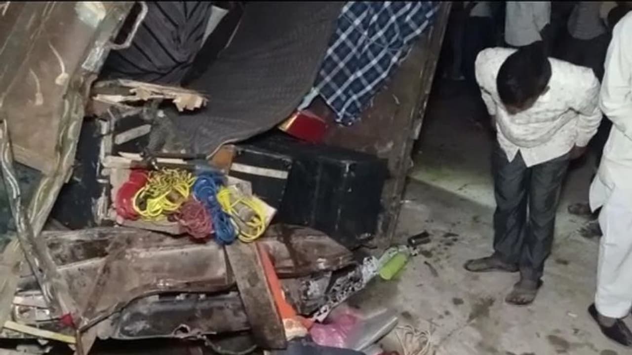 पंजाब से आ रही तेज रफ्तार बस ने अलीगढ़ में दर्जनों वाहनों को रौंदा, 5 की मौत, दर्दनाक मंजर देख मचा हड़कंप पंजाब से आ रही तेज रफ्तार बस ने अलीगढ़ में दर्जनों वाहनों को रौंदा, 5 की मौत, दर्दनाक मंजर देख मचा हड़कंप