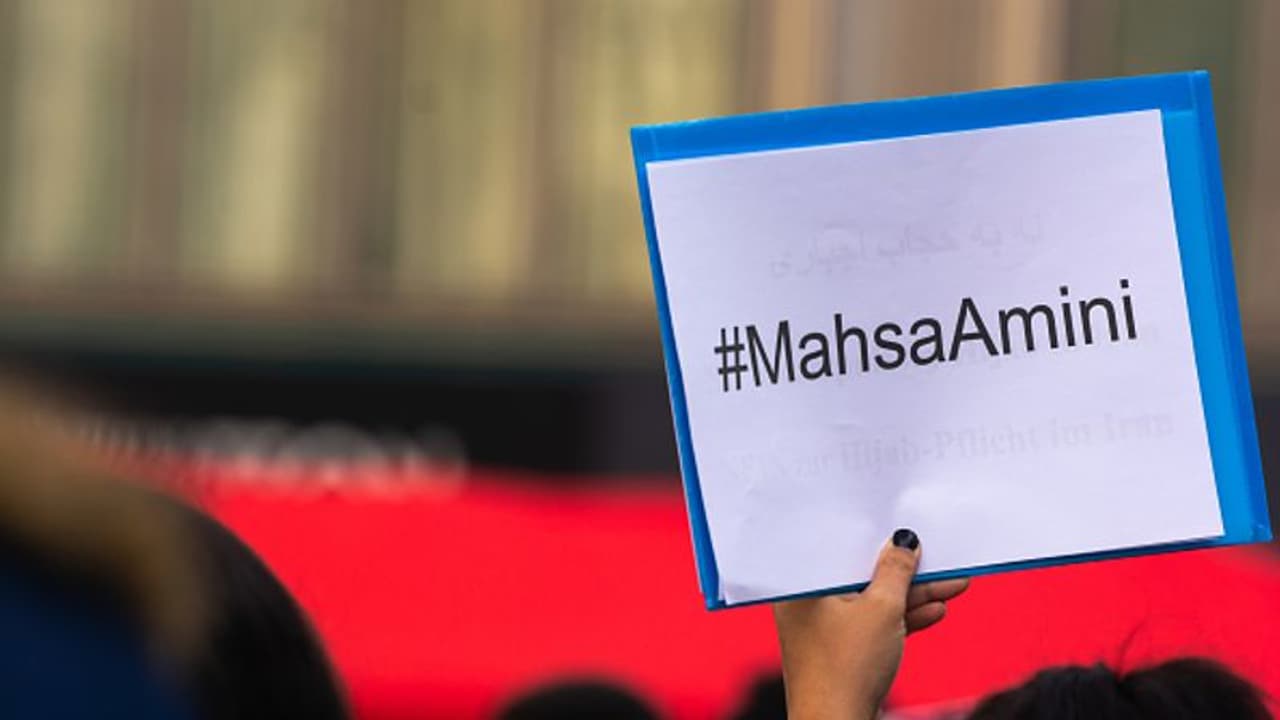 Iran Hijab Protest: ஹிஜாப் போராட்டத்தில் ஈடுபட்ட 5 பேருக்கு மரண தண்டனை: ஈரான் நீதிமன்றம் தீர்ப்பு Iran Hijab Protest: ஹிஜாப் போராட்டத்தில் ஈடுபட்ட 5 பேருக்கு மரண தண்டனை: ஈரான் நீதிமன்றம் தீர்ப்பு