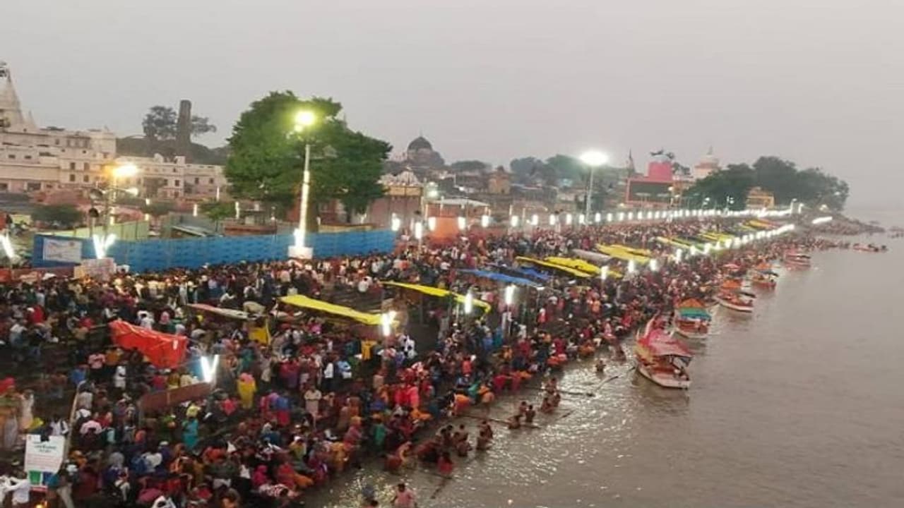 अयोध्या: 14 कोसी परिक्रमा मेले में मची भगदड़, दर्जन भर लोग हुए घायल, जानिए क्या है हादसे का कारण अयोध्या: 14 कोसी परिक्रमा मेले में मची भगदड़, दर्जन भर लोग हुए घायल, जानिए क्या है हादसे का कारण