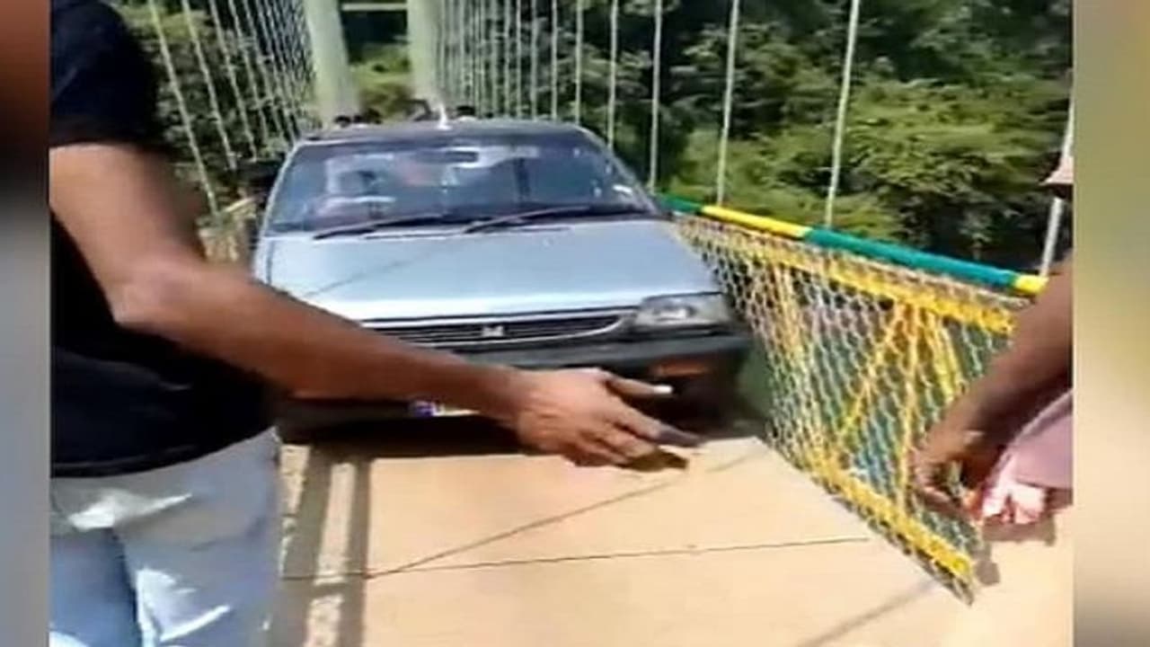 వీళ్లు మారరు... కేబుల్ బ్రిడ్జిపైకి కారు ఎక్కించిన ఆకతాయిలు.. అడ్డుకున్న స్థానికులు.. వీడియో వైరల్... వీళ్లు మారరు... కేబుల్ బ్రిడ్జిపైకి కారు ఎక్కించిన ఆకతాయిలు.. అడ్డుకున్న స్థానికులు.. వీడియో వైరల్...