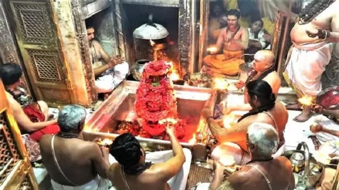 विश्वनाथ धाम के लोकार्पण के बाद बढ़ी बाबा के दरबार में भक्तों की संख्या, आरती में टूटे कई रिकॉर्ड