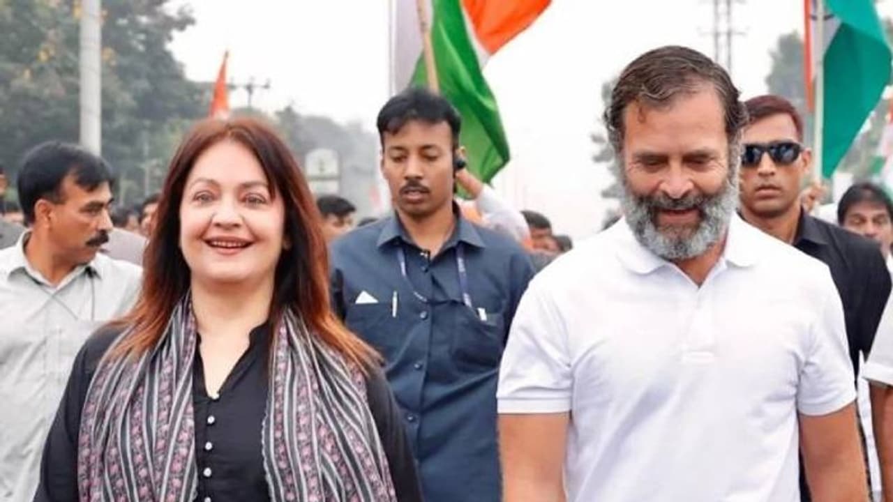 ഭാരത് ജോഡോ യാത്രയിൽ രാഹുൽ ഗാന്ധിക്കൊപ്പം നടന്ന് പൂജ ഭട്ട്