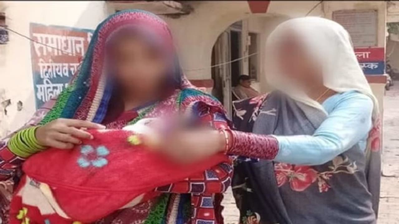 आगरा: 7 दिन की बेटी लेकर न्याय मांगने पहुंची महिला, पति की करतूत बताकर छलके आंसू आगरा: 7 दिन की बेटी लेकर न्याय मांगने पहुंची महिला, पति की करतूत बताकर छलके आंसू