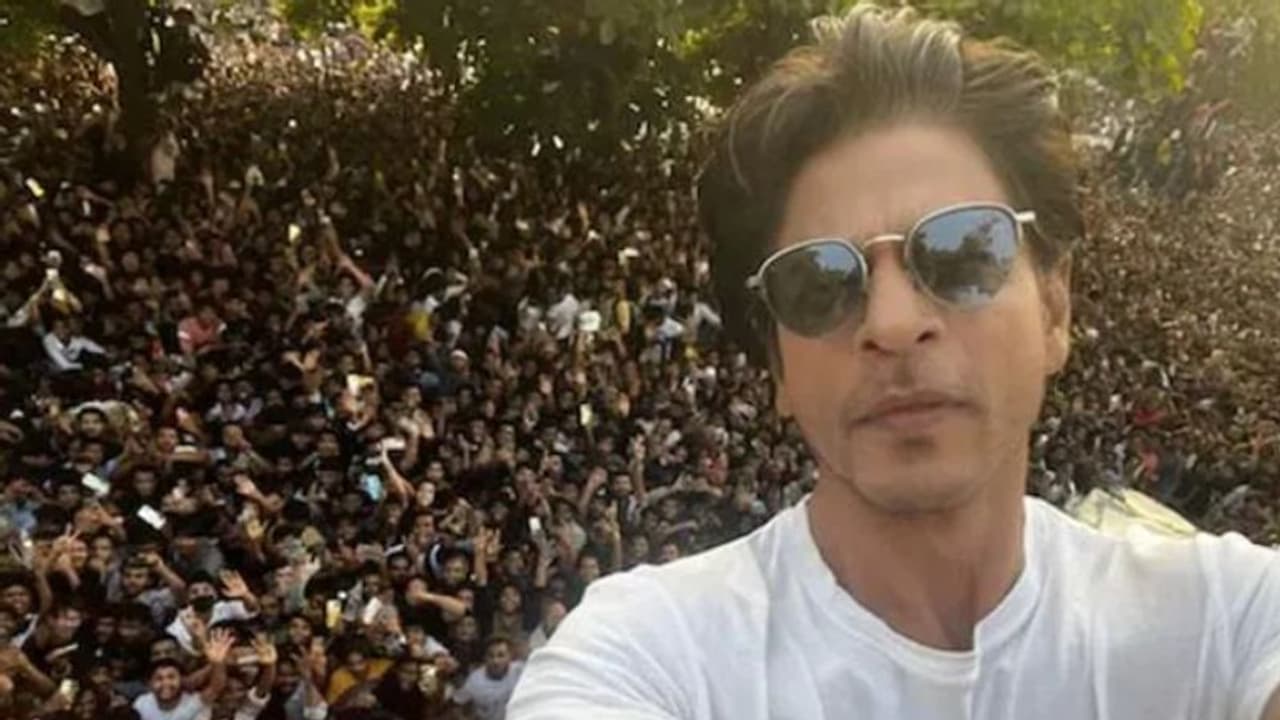 'ചുറ്റും സ്നേഹത്തിന്റെ കടല്', ആരാധകര്ക്കൊപ്പമുള്ള സെല്ഫി പങ്കുവെച്ച് ഷാരൂഖ് ഖാൻ 'ചുറ്റും സ്നേഹത്തിന്റെ കടല്', ആരാധകര്ക്കൊപ്പമുള്ള സെല്ഫി പങ്കുവെച്ച് ഷാരൂഖ് ഖാൻ