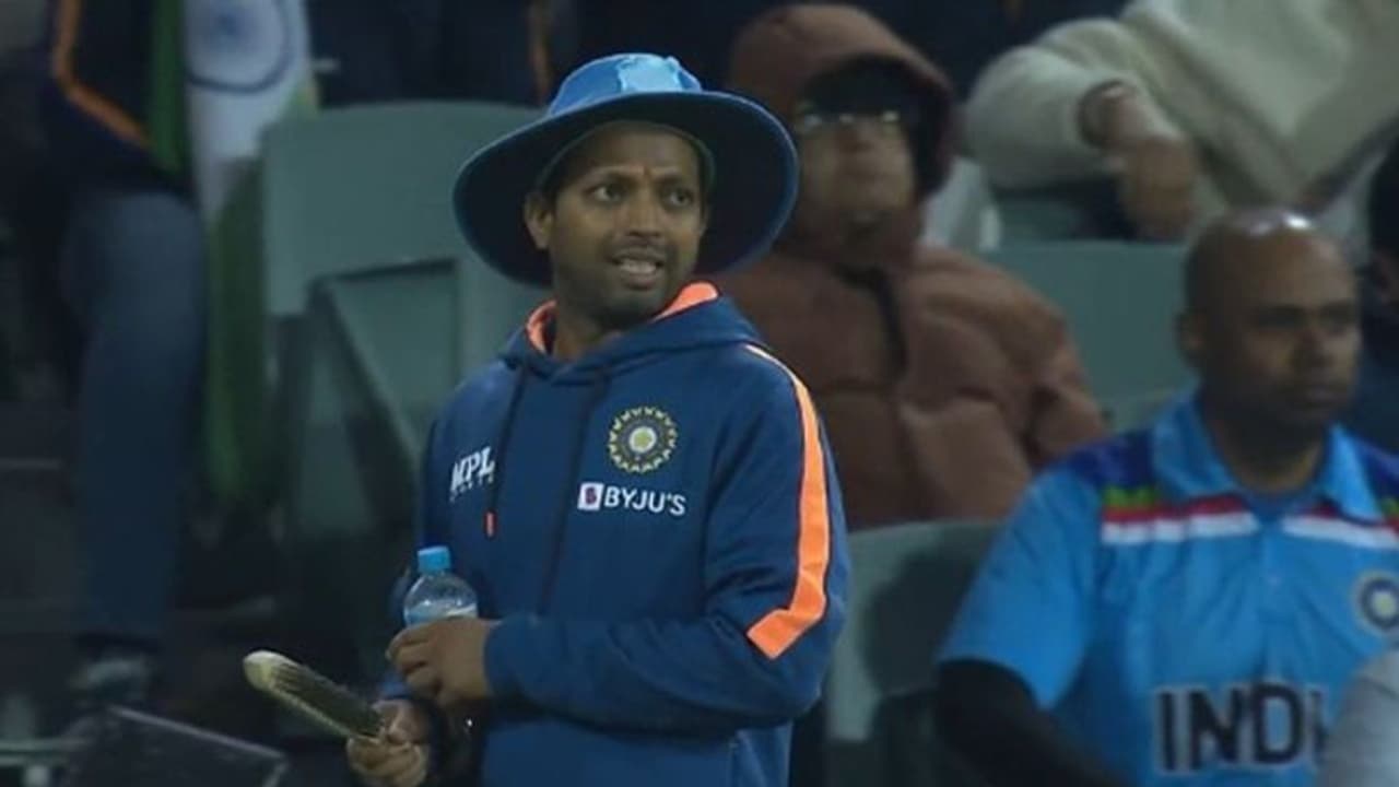 കെട്ടിപ്പിടിച്ച് അഭിനന്ദിച്ചേ പറ്റൂ; ഇന്ത്യന് ജയത്തിലെ ശരിക്കും ഹീറോ രഘു, നിർണായകമായി കയ്യിലെ ആ ബ്രഷ്! കെട്ടിപ്പിടിച്ച് അഭിനന്ദിച്ചേ പറ്റൂ; ഇന്ത്യന് ജയത്തിലെ ശരിക്കും ഹീറോ രഘു, നിർണായകമായി കയ്യിലെ ആ ബ്രഷ്!