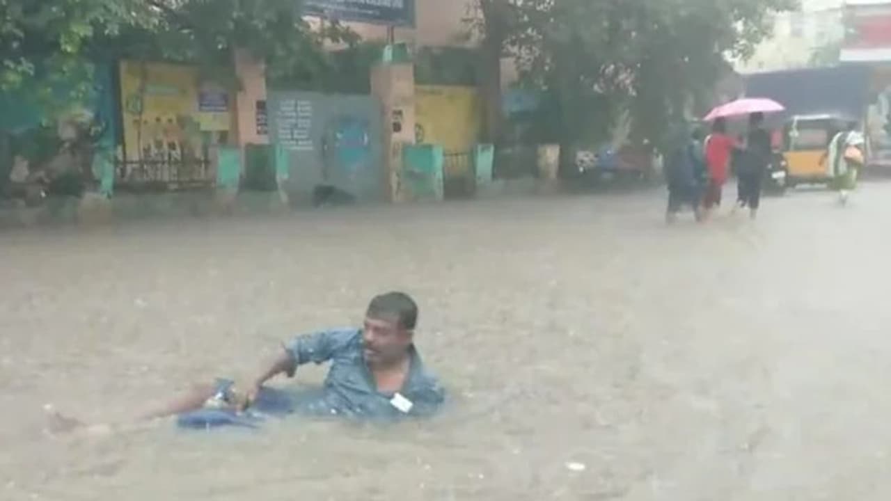 ಎಣ್ಣೆ ಮತ್ತಲ್ಲಿ ರಸ್ತೆಯಲ್ಲಿ ನಿಂತ ನೀರಲ್ಲೇ ಈಜಾಡಿದ ಕುಡುಕ: ವಿಡಿಯೋ ವೈರಲ್ 