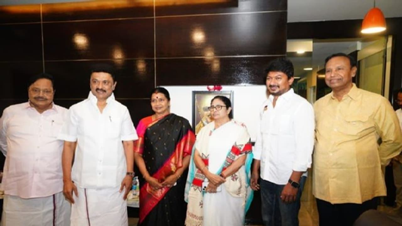 சென்னை வந்துள்ள மம்தா பானர்ஜி... முதல்வர் மு.க.ஸ்டாலினுடன் சந்தித்து பேச்சு!!