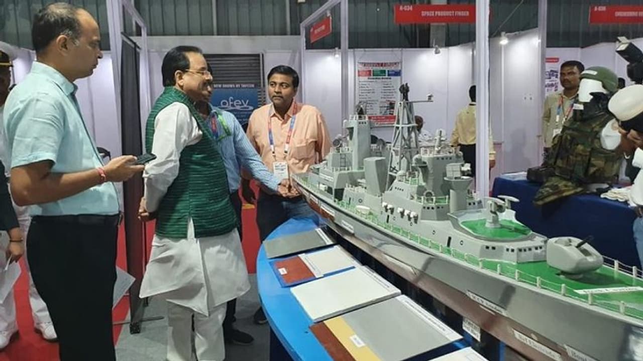 चीन के सवाल पर बोले मंत्री किसी में हिम्मत नहीं कि भारत पर बुरी नजर डाले, हम तत्काल जवाब देने को हैं तैयार चीन के सवाल पर बोले मंत्री किसी में हिम्मत नहीं कि भारत पर बुरी नजर डाले, हम तत्काल जवाब देने को हैं तैयार