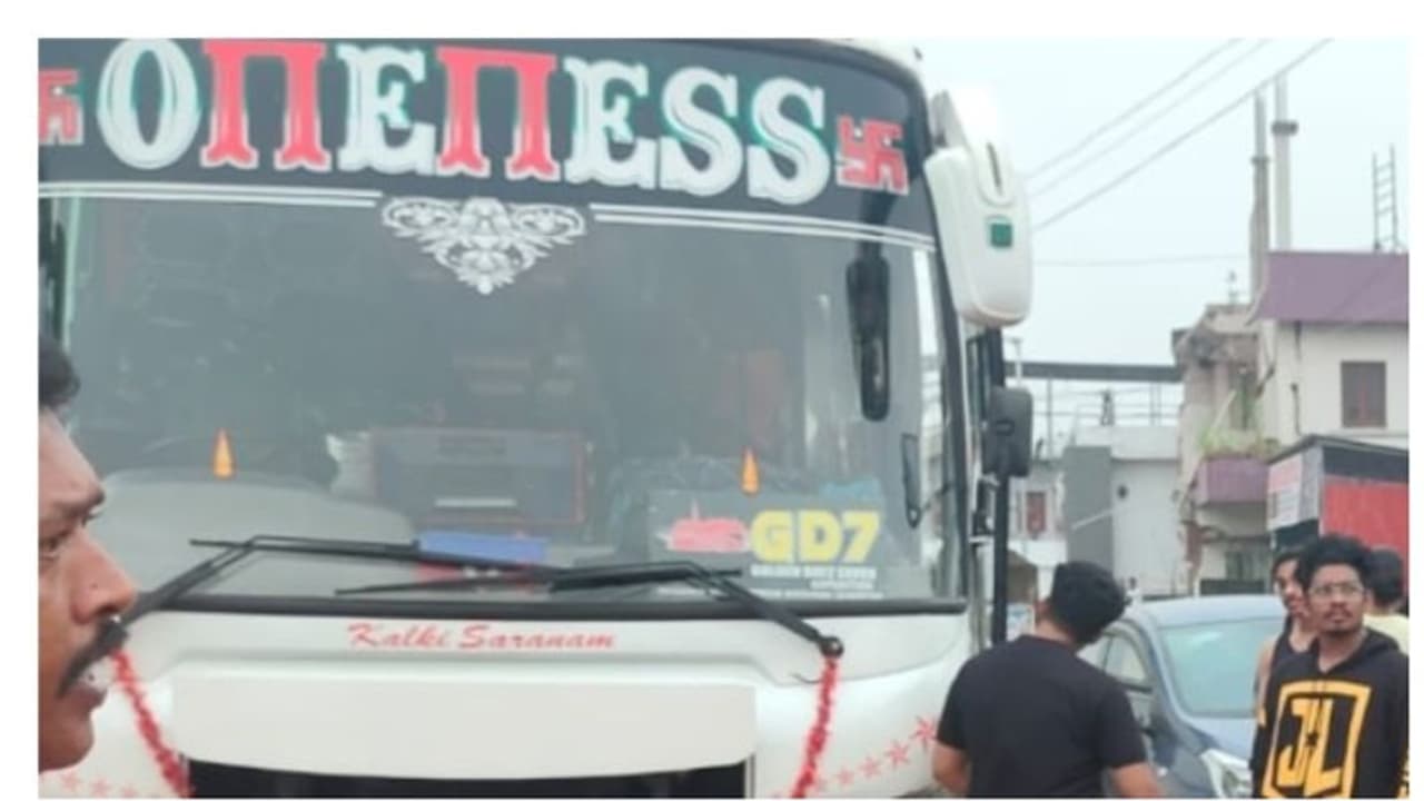 ഹൈ പവർ മ്യൂസിക് സിസ്റ്റം, ലൈറ്റിങ്ങ്; നിയമം ലംഘിച്ച് ടൂര്, ബസ് പിന്തുടര്ന്ന് പിടികൂടി എംവിഡി ഹൈ പവർ മ്യൂസിക് സിസ്റ്റം, ലൈറ്റിങ്ങ്; നിയമം ലംഘിച്ച് ടൂര്, ബസ് പിന്തുടര്ന്ന് പിടികൂടി എംവിഡി